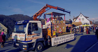 Ein Wagen beim Faschingsumzug in Mondfeld